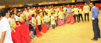 EL MATADOR ESPAÑOL IVAN FANDIÑO COMPARTIO CON 100 JOVENES EN LA MACARENA DE MEDELLIN