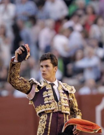 DANIEL LUQUE CORTA UNA OREJA AL SEXTO TORO DE LA TARDE EN SEVILLA