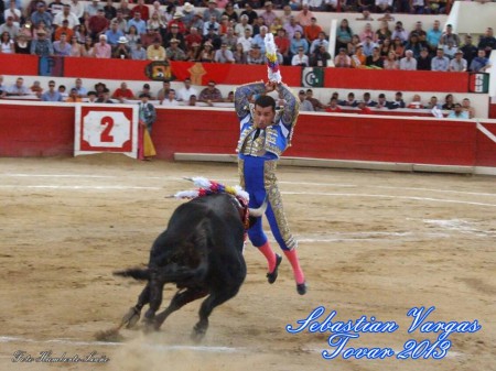 TOROS&ARISTAS EN PROVINCIA. SEBASTIAN VARGAS, ES UNO DE LOS TOREROS MAS IMPORTANTES DE COLOMBIA. EN UN SOBERVIO PAR DE BANDERILLAS.