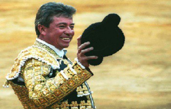 Miguel Espinosa "Armillita" ha fallecido este martes en su casa de Aguascalientes a los 58 años de edad. Se trata de una dura pérdida para el mundo del toro en un año también duro en el que ha perdido a personajes tan ilustres como Iván Fandiño, Gregorio 