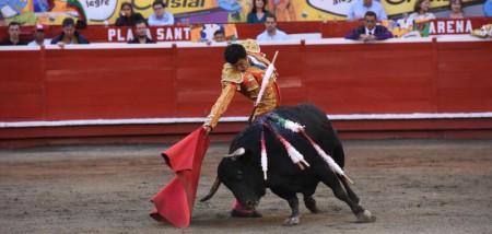 RAMSES RUIZ ATRAVIEZA POR UNO DE SUS MEJORES MOMENTOS TAURINA MENTE HABLANDO. MULETA ADELANTE, PASES LARGOS, SERIES CON TEMPLE Y RITMO